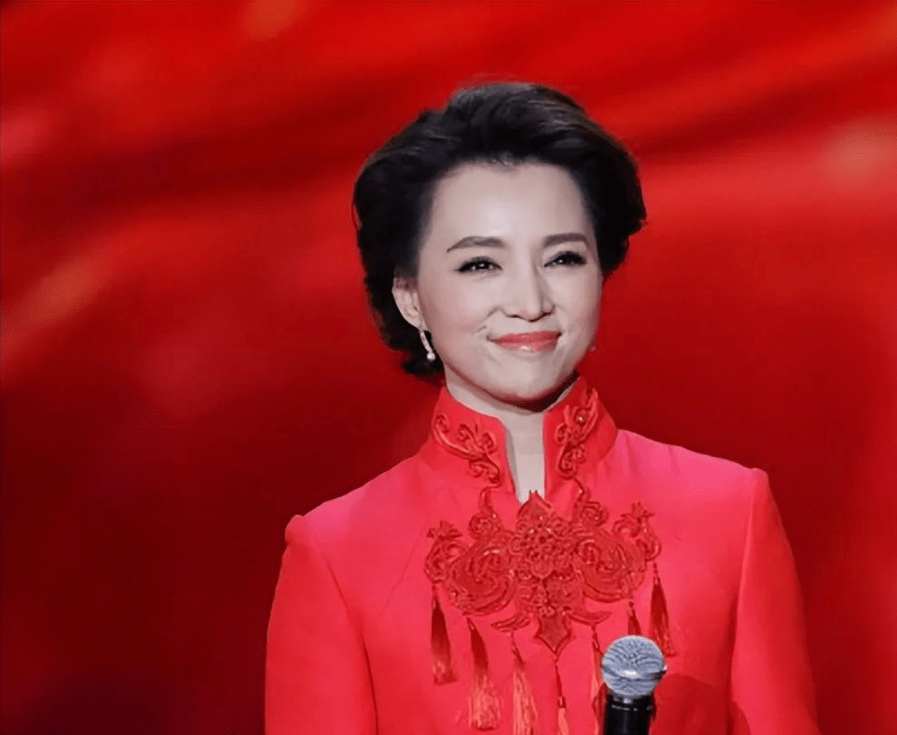 董卿和钟丽缇穿同款礼裙,身材差距不明显,但气质高低一目了然.