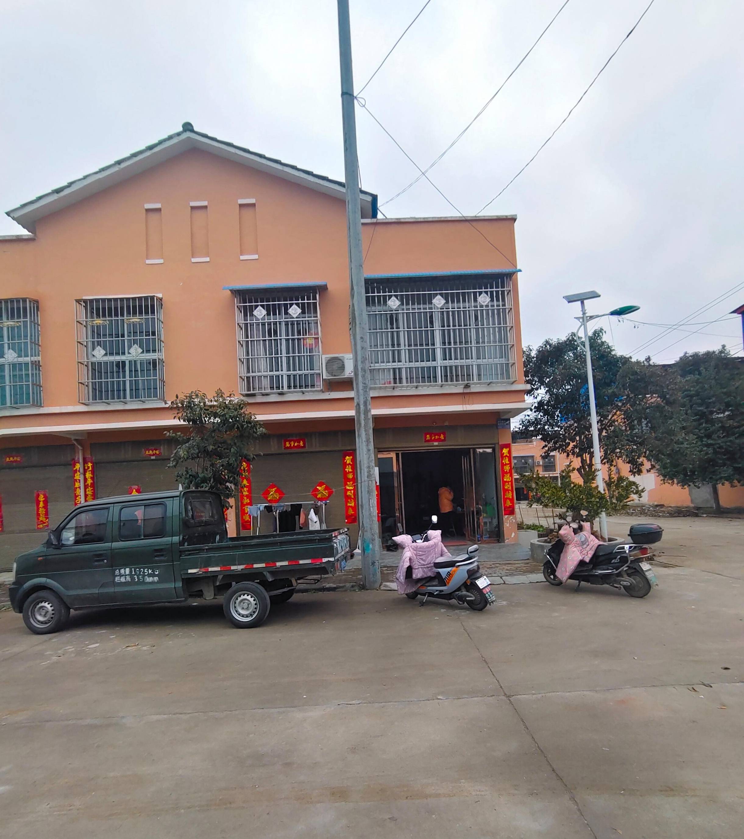 电线杆风水:请懂的老师们看看,门口这个电线杆对房子有影响吗,如何