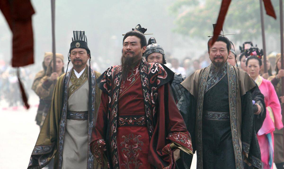 后来李肃用红兔马和财产收买了他,并杀了丁原去见董卓他们成了父亲和