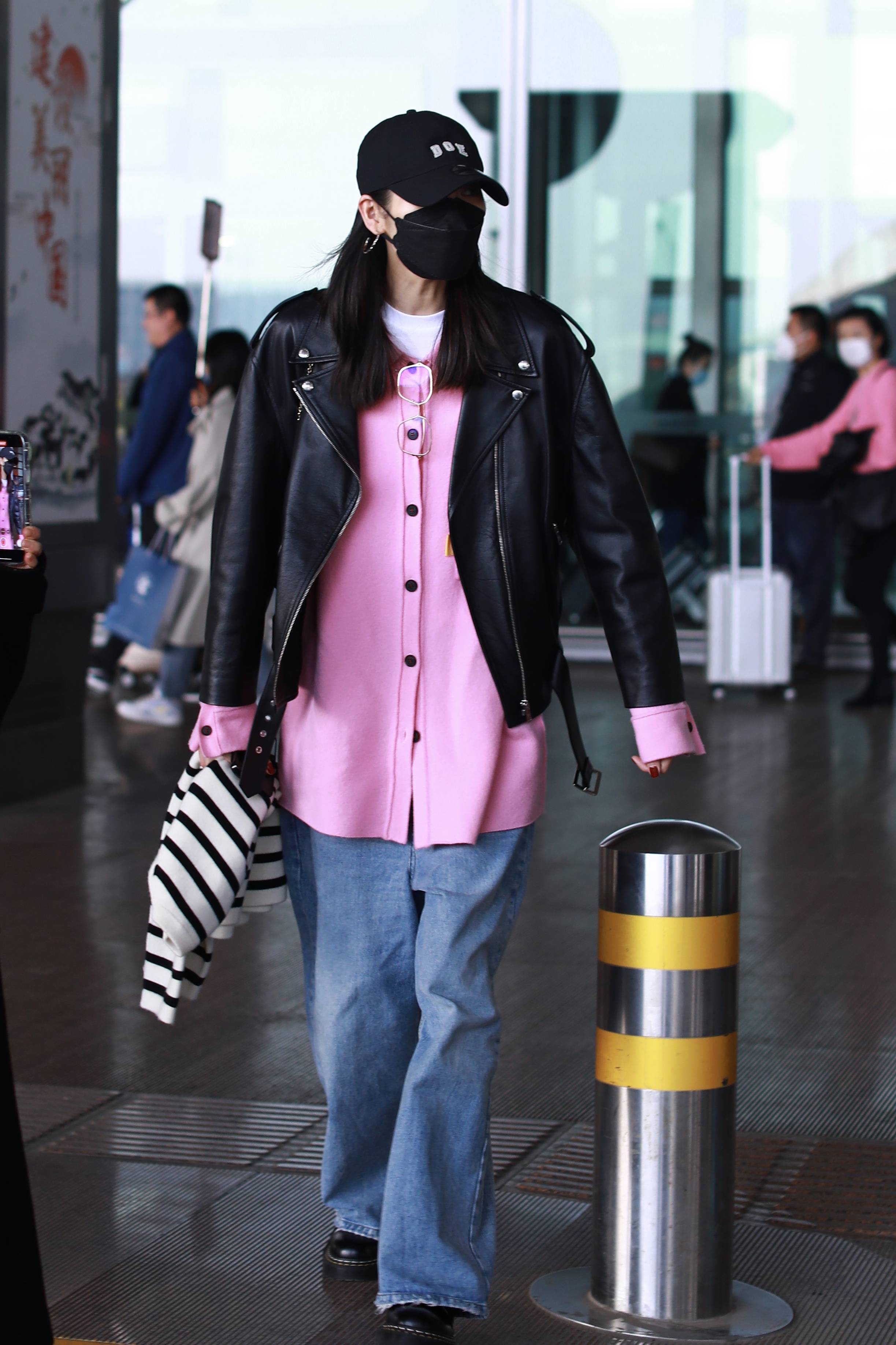 刘雯又在输出高质量穿搭了，皮大衣＋牛仔衬衫的叠穿，率性又时尚-服装潮流搭配-CFW服装设计网手机版