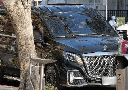 直击罗志祥「坐改装豪车」1动作超醒目!