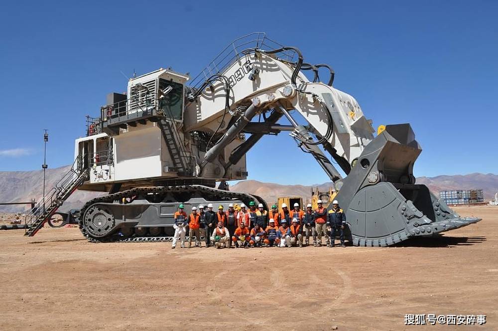 这是一款顶级的超大型挖掘机,重量超过1000吨,高达16米,全长97米,最大