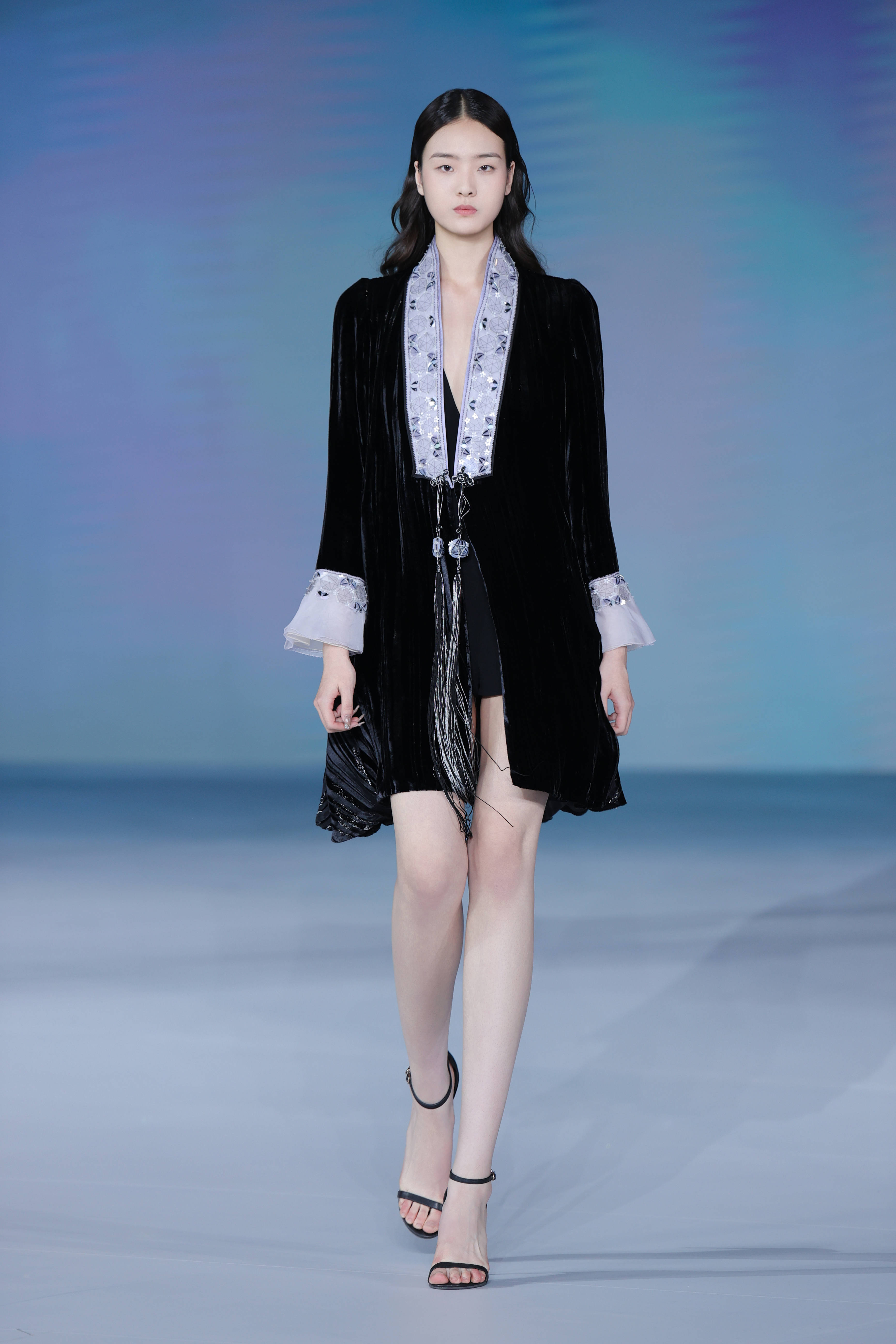 首个"特邀常驻品牌"grace chen 大秀开启消博会时装周_中国_古典文学