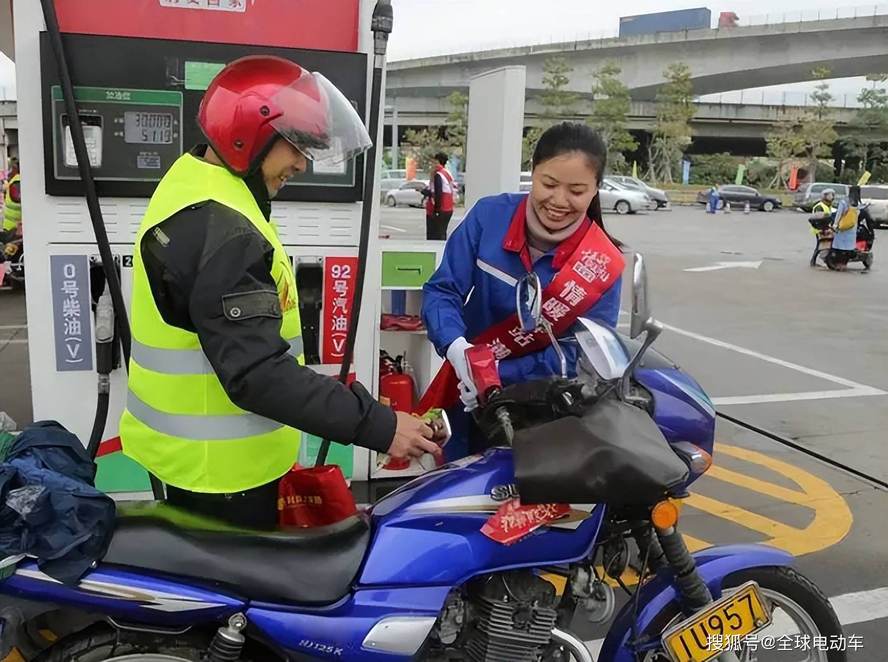 有摩托车的都笑了!4月1日起,摩托车加完油后直接点火不用推车了_搜狐