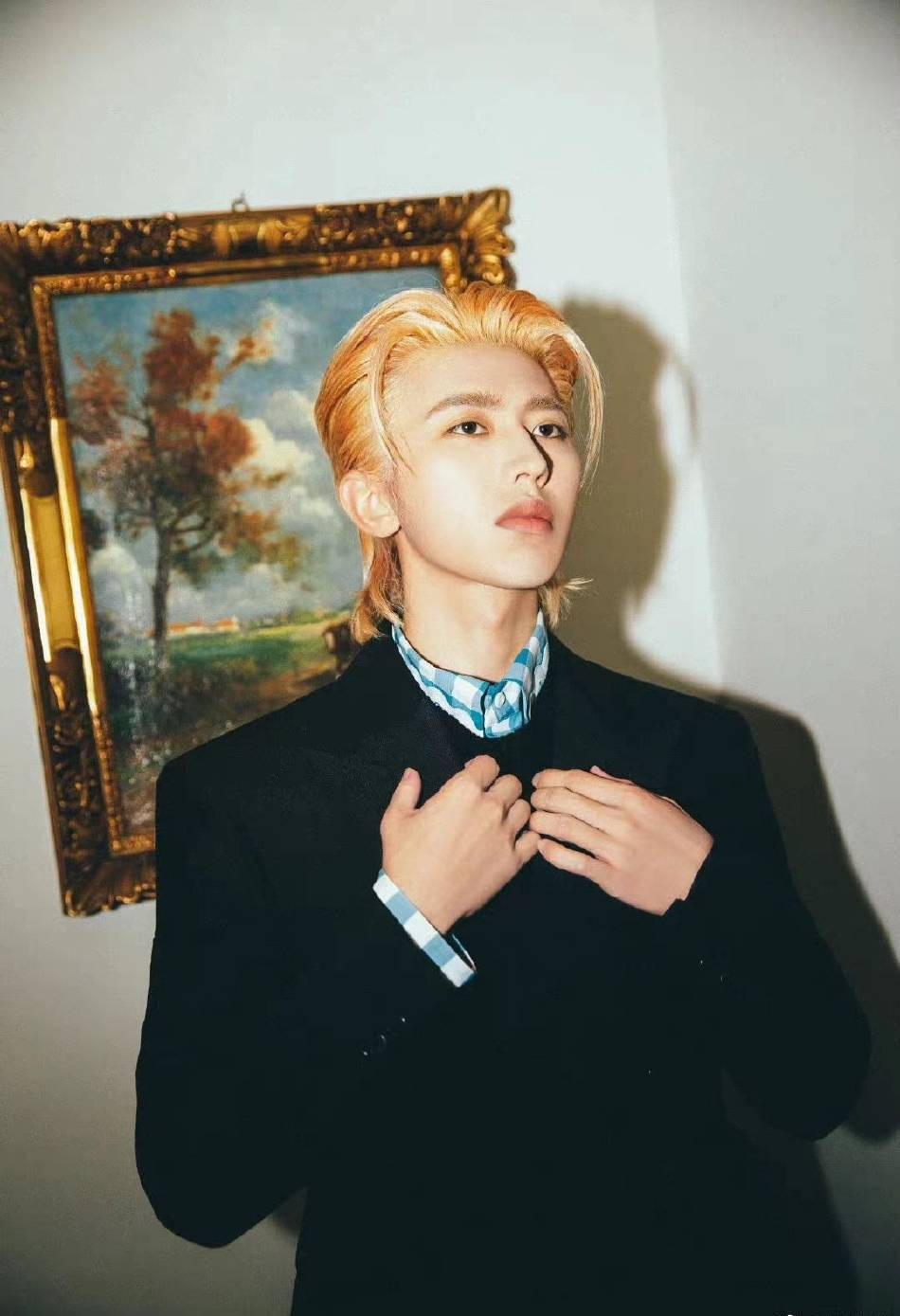 助理回应蔡徐坤社交平台关注美女 称是自己操作时不小心手滑_素人