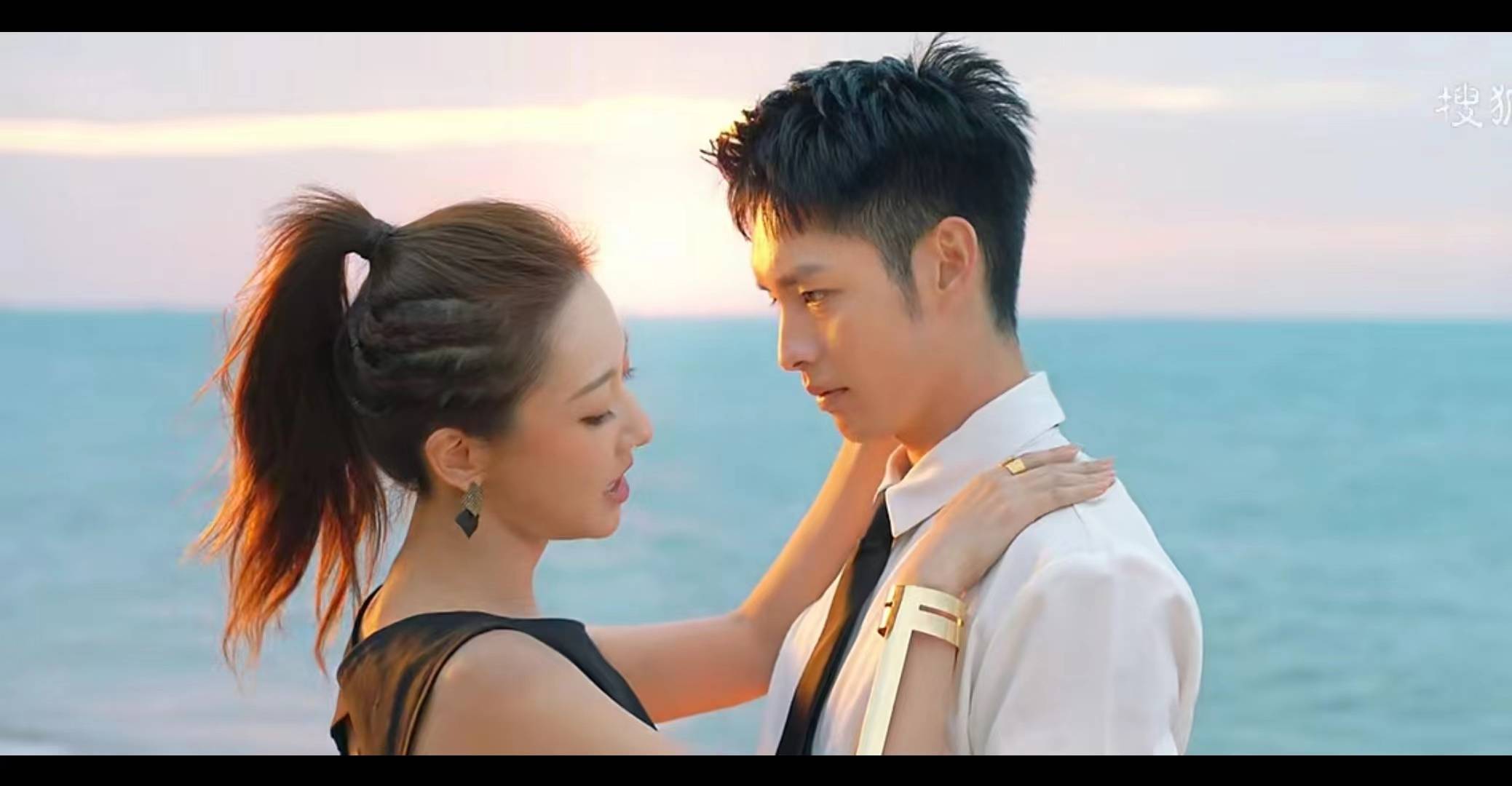 《为你逆光而来》:路靳言说安悦是他在黑暗中前行的一束光_靳言来_何