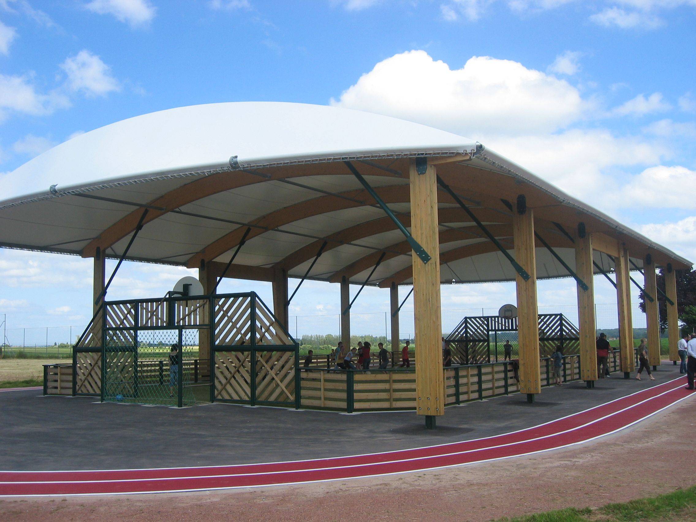 打造全天候球场!钢膜结构风雨顶棚建造费用大揭秘_影响_材料_几何