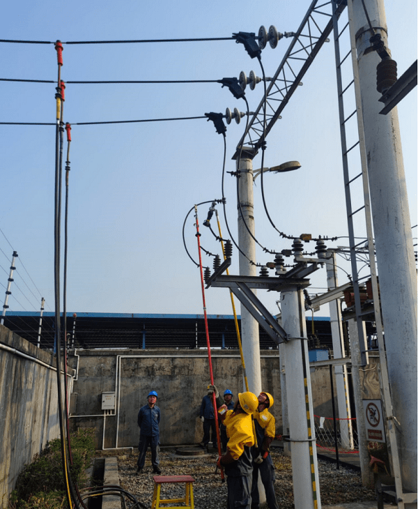 南网云南曲靖罗平供电局首次采用绝缘杆在地面完成旁路电缆搭接工作