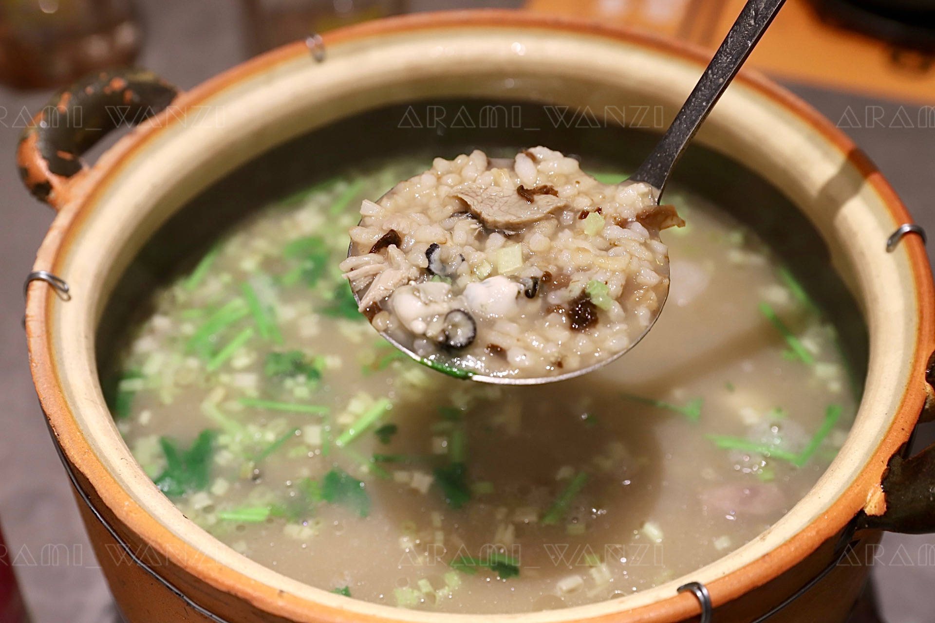 潮汕有白粥,那就先来个我们闽南的老菜脯粥,加入了小肠,脱骨肉,海蛎等
