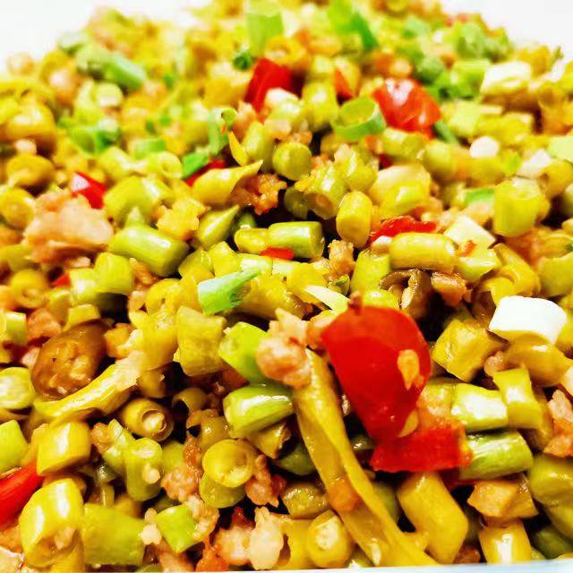 红辣椒500克 食用盐2斤 白酒500克 大蒜头2斤 生姜2斤【制作方法】1