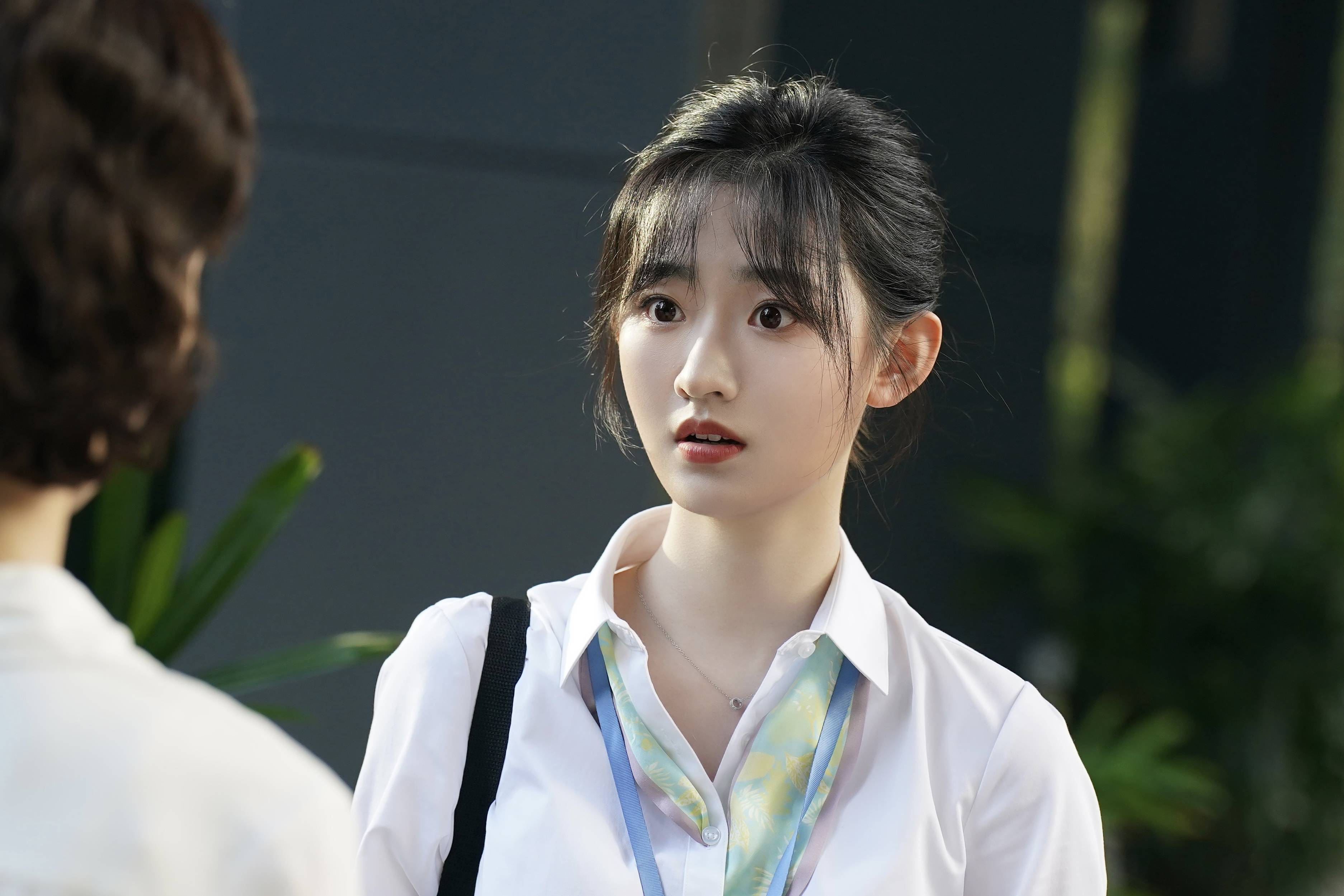 电视剧《平凡之路》热播 杨雨潼饰演正义女孩袁晓鸥引爆热搜_男同事