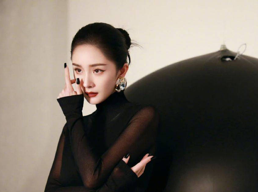 搜狐娱乐讯 近日,据八卦媒体爆料,杨幂妈妈杨春玲和新经纪人诗摇合伙