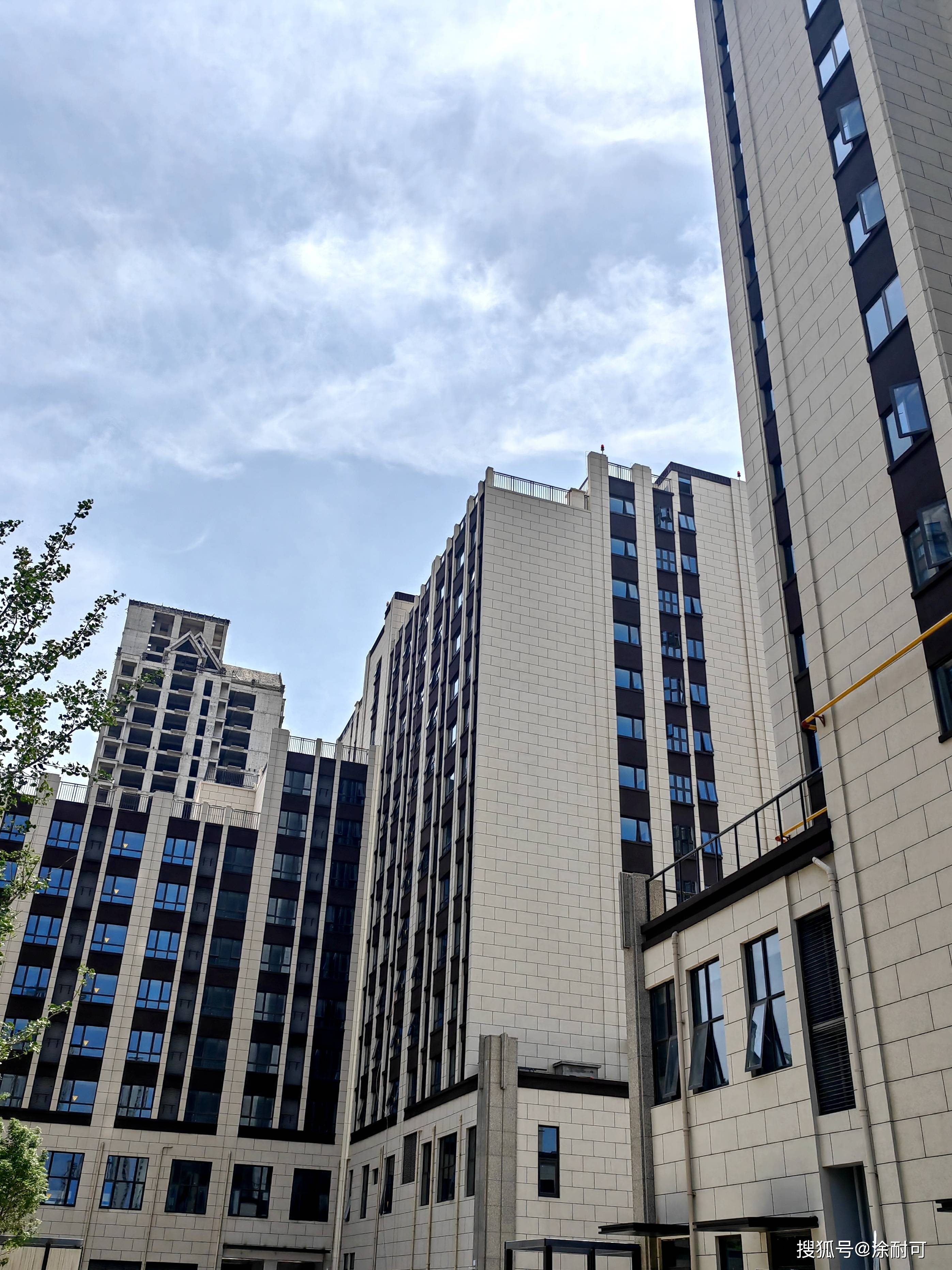 郑州高层建筑涂耐可晶彩石外立面,简约线条,秩序之美!_生产_全球_集团