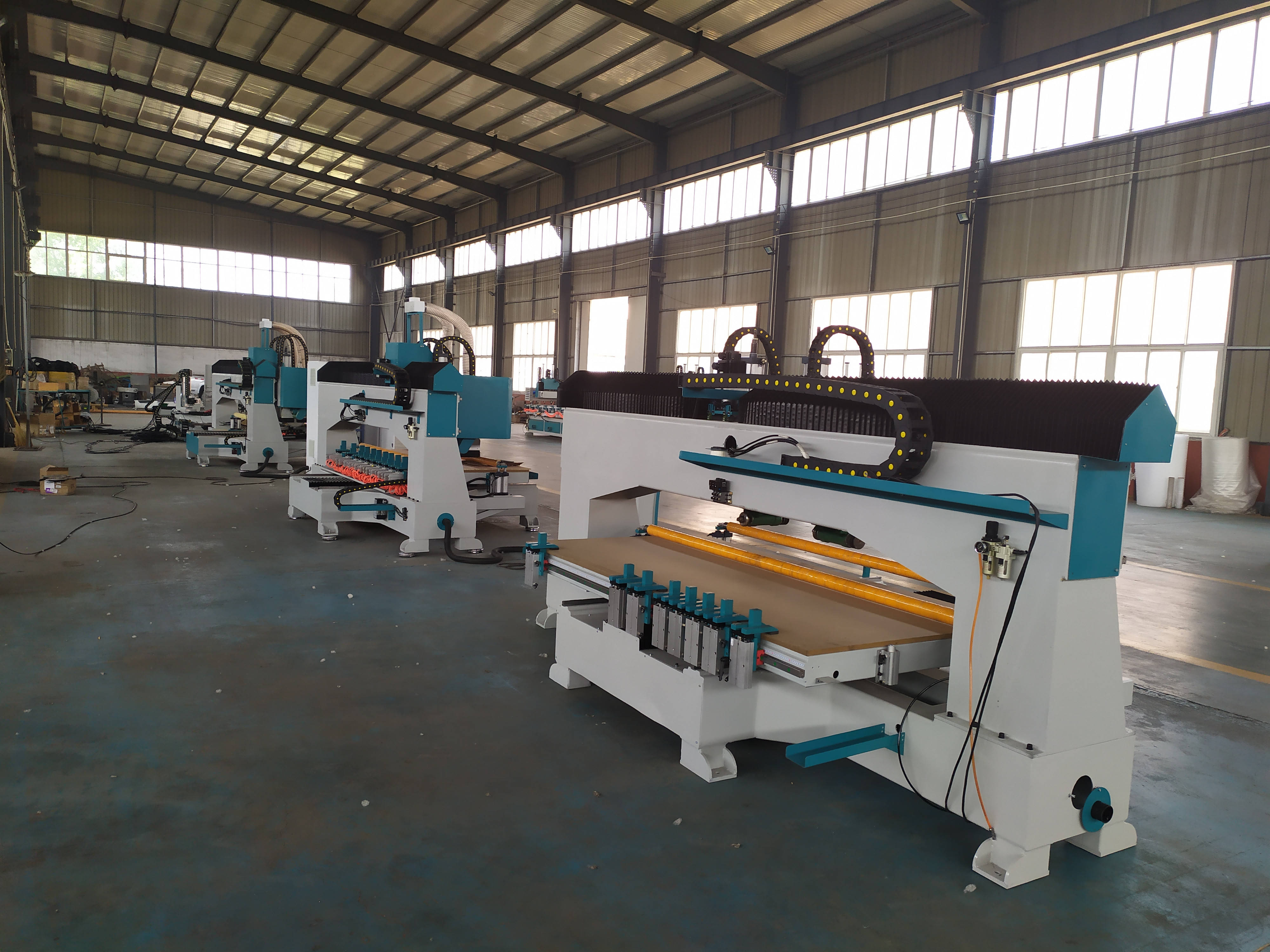 数控往复裁板锯切割木托盘,木包装箱有很多优势_生产_设备_传统