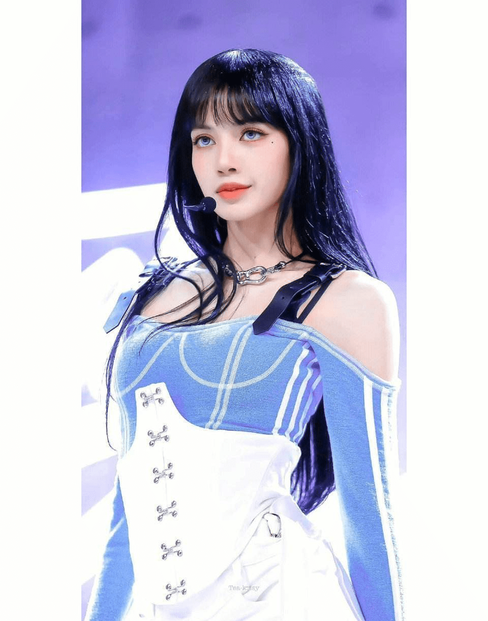 lisa刘亦菲赞达亚同框亮相,都是国宝女神,网友热议谁更美?