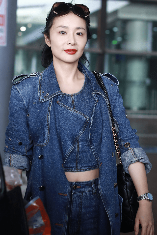 高叶戛纳回复网友吐槽后回京 一身牛仔套装好飒-搜狐大视野-搜狐新闻