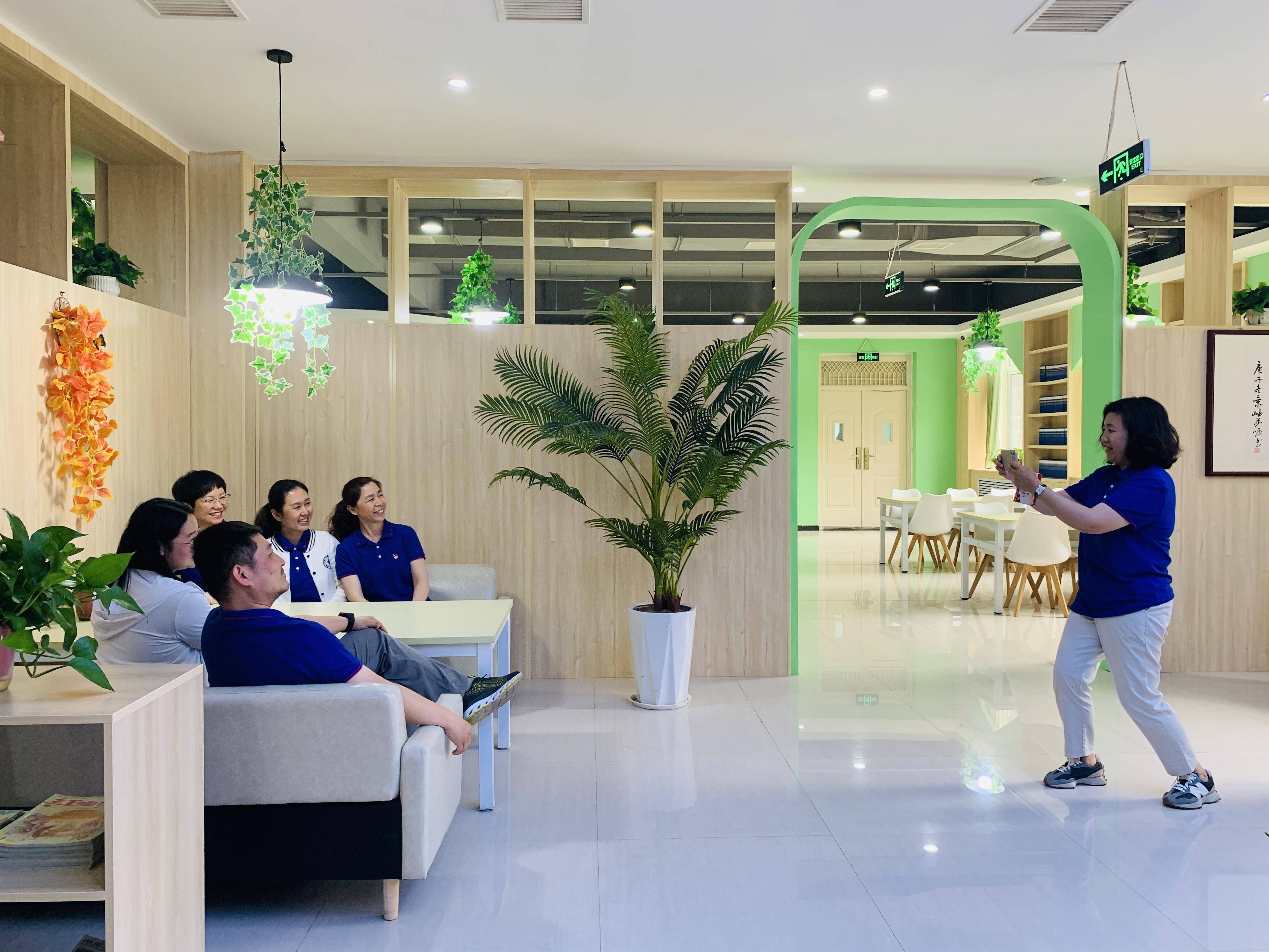 雷振中校长一行在市十中校领导的陪同下参观了市十中校园,杨济谦主任