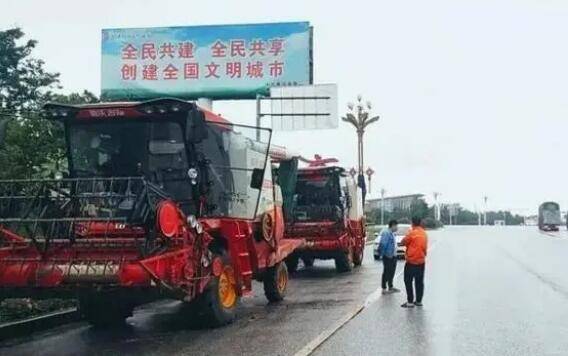 上百台收割机无法下高速 当地回应已协调解决-收割机上高速现在都要什么手续