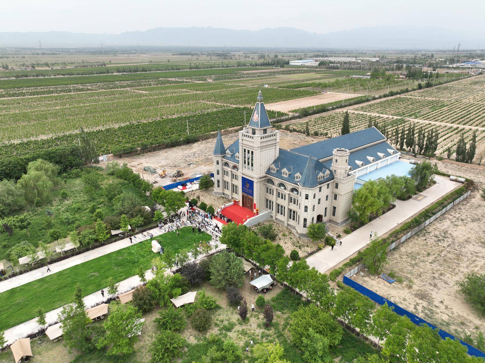 贺兰山东麓再添一颗"紫色珍珠"!又一处葡萄酒庄开庄!