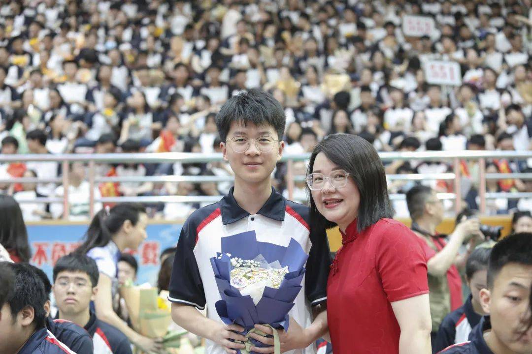 衡阳市八中举行2023届高三毕业典礼暨18岁成人仪式_全体_毕业生_青春