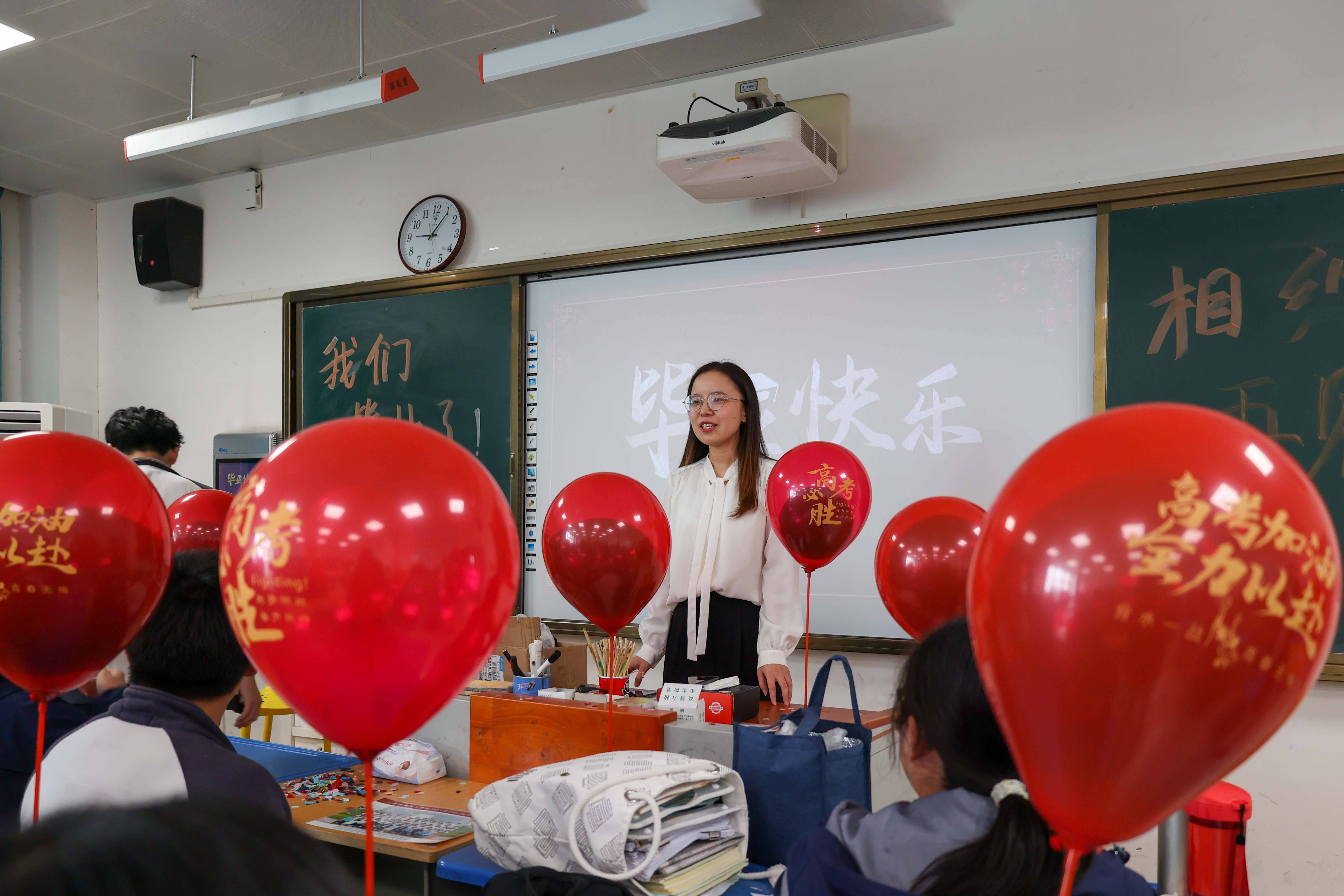 班级蛋糕合影副校长张继波给老师赠送鲜花副校长郑棣给老师赠送鲜花走