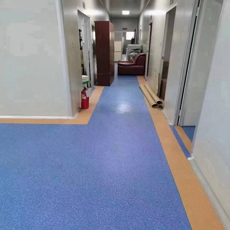 复合pvc柔性地板作为一种商业地板,广泛应用于医院,学校,办公楼,实验