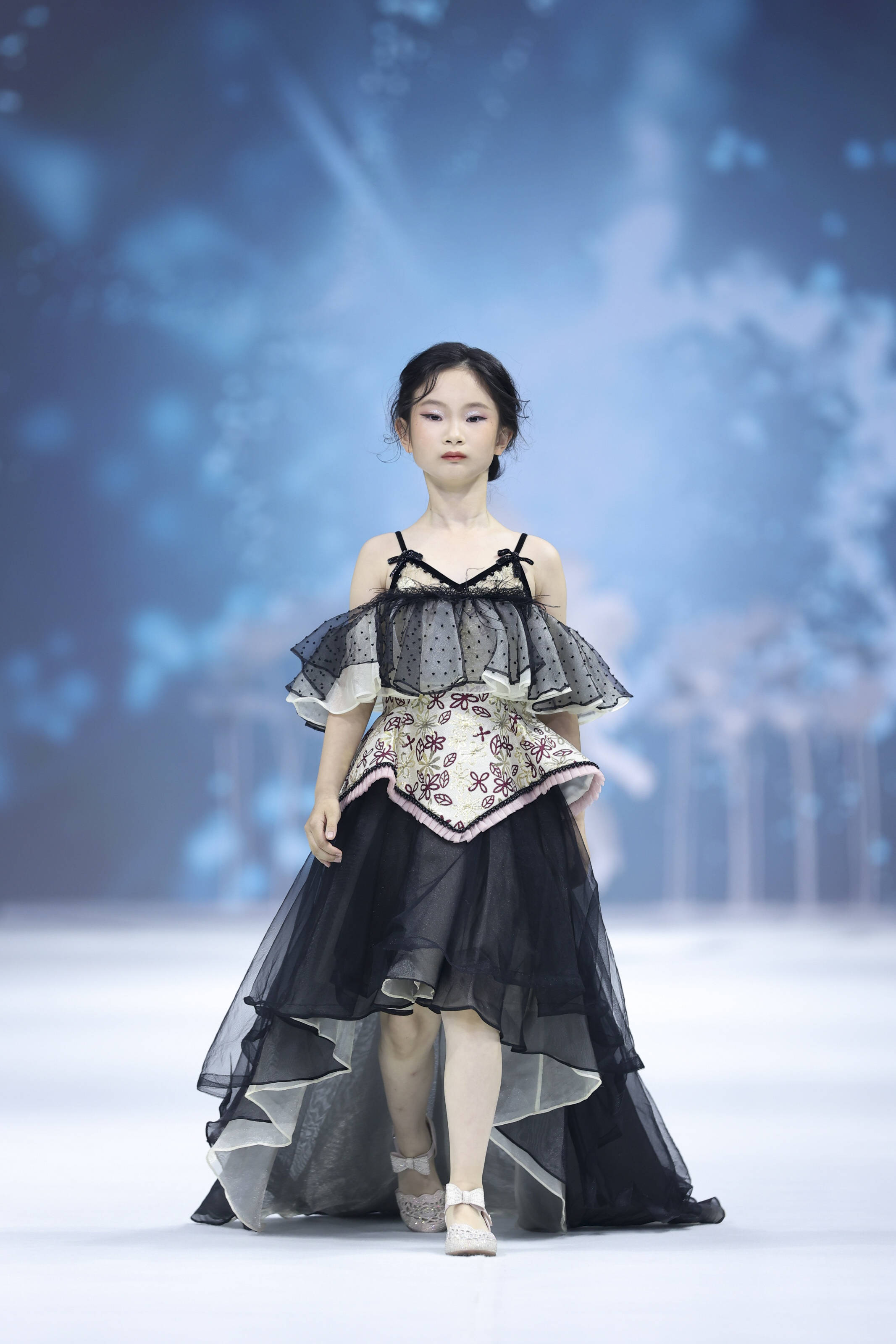 钜星国际少儿时装盛典 童模辛润嘉气质开场_直播_时尚_全程