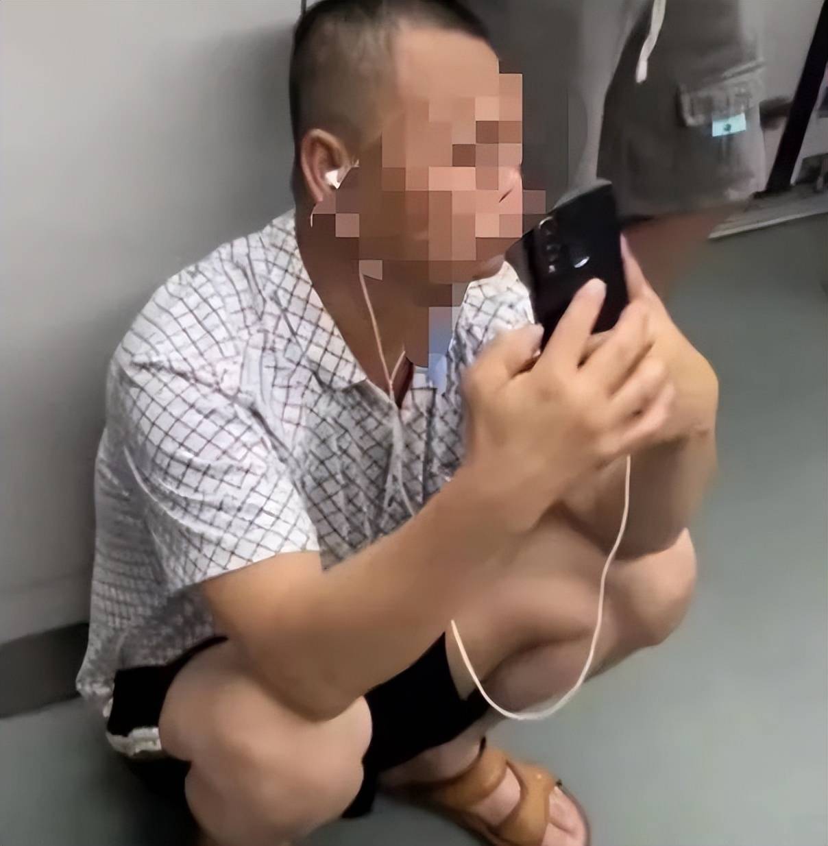 大叔被疑偷拍自证清白后仍遭女子曝光为猥琐老头没偷拍为什么不