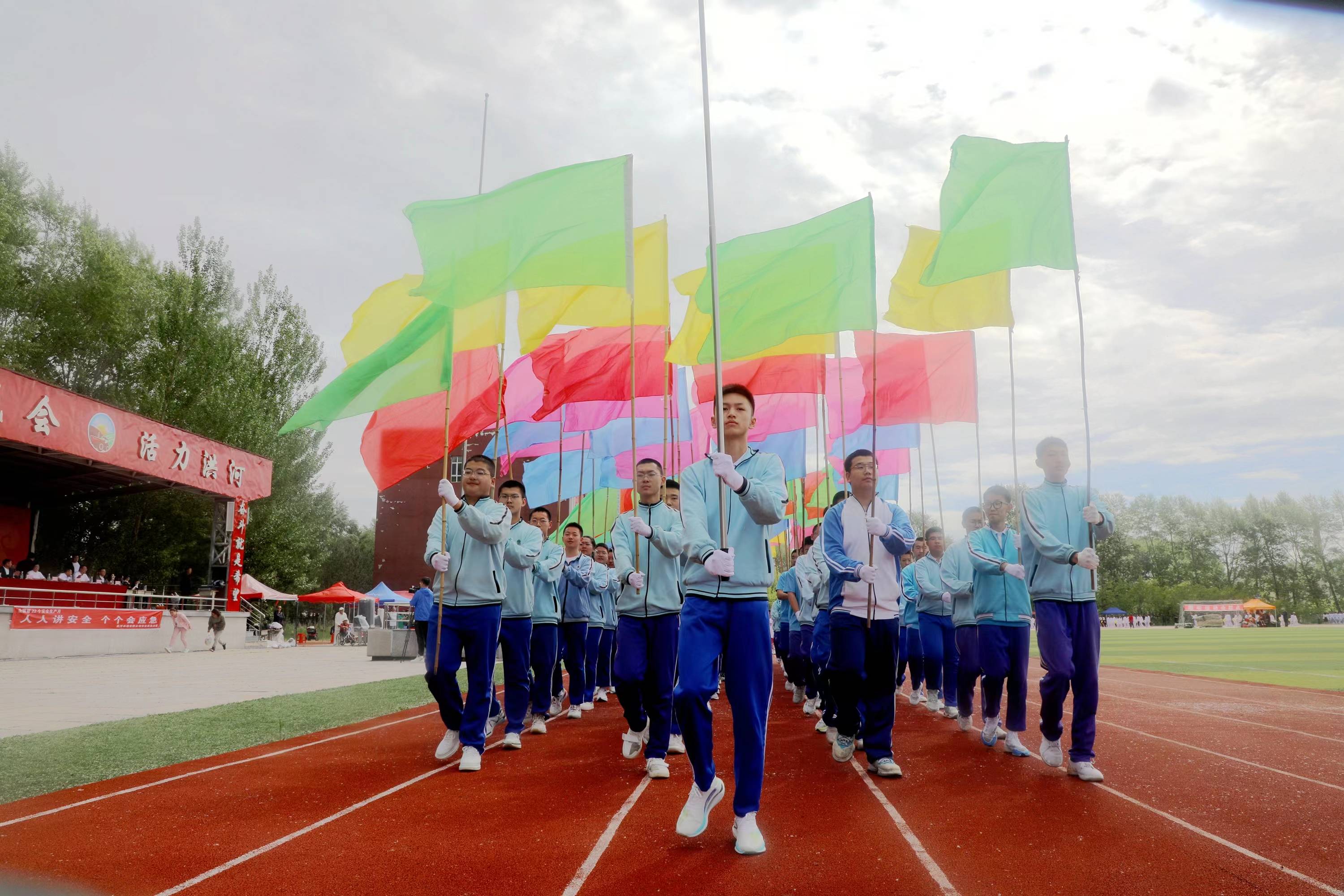 运动会在绚丽的彩烟和礼花中拉开大幕,开幕式表演精彩纷呈有太极,武术