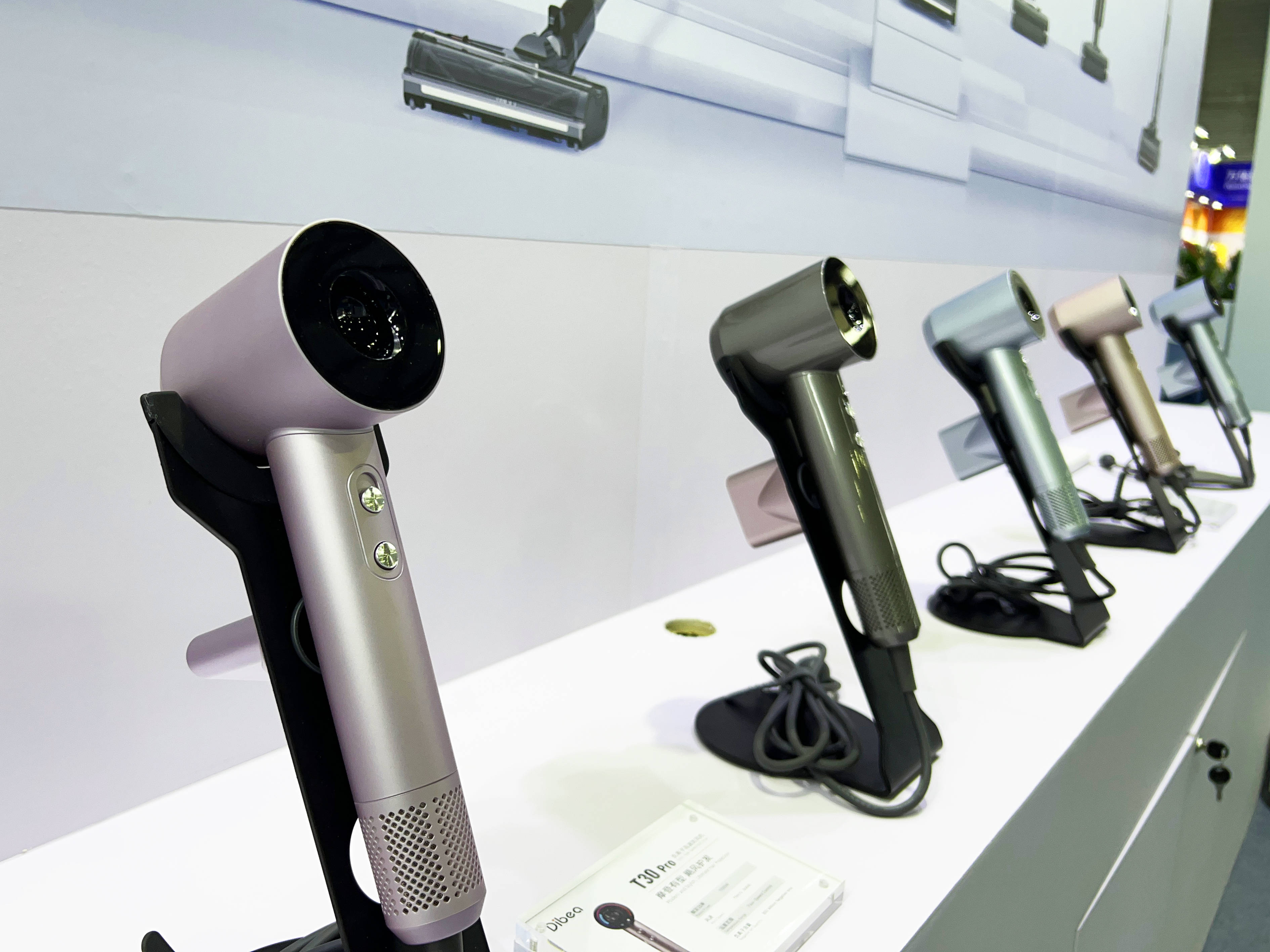 在地贝t30pro和t30plus新品吹风机展台前,不时有人举起手机拍照,或