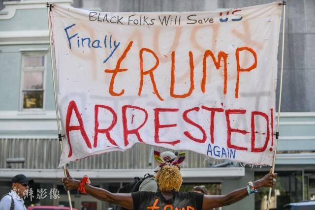 特朗普受审法庭外一片混乱:支持者反对者争吵互骂-搜狐大视野-搜狐新闻