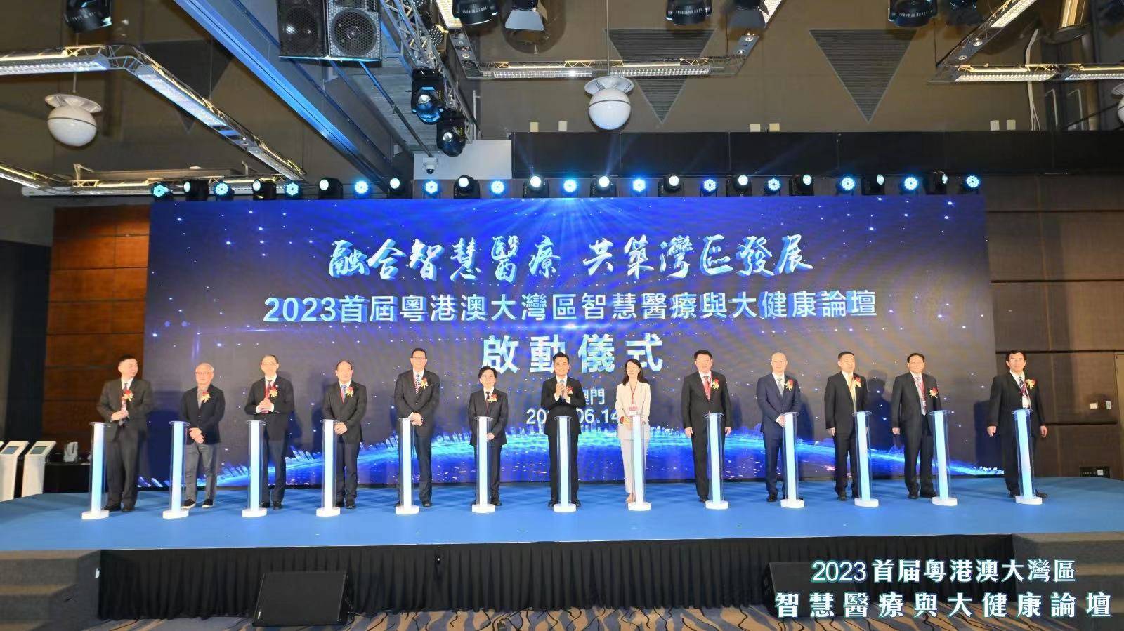 政府卫生局罗奕龙局长,澳门特别行政区政府药物监督管理局蔡炳祥局长