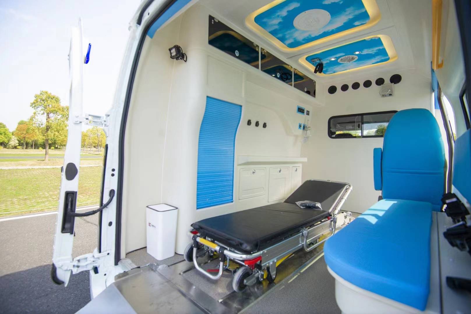 福特v348福星顶带卧铺航空吸塑内饰,超大空间内饰,医疗舱可定制配置