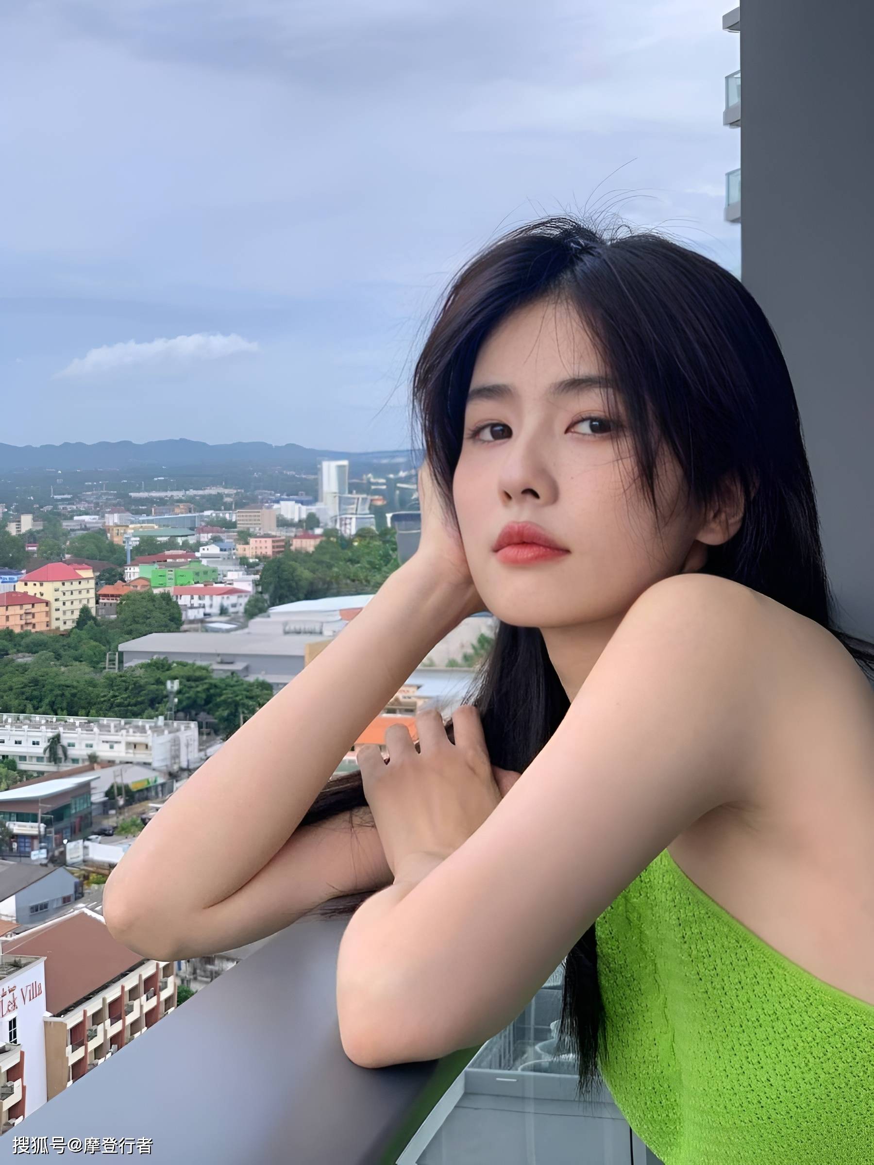 白鹿夏日清凉随拍,绿色吊带散发清新魅力_生活_的姿态_秀发