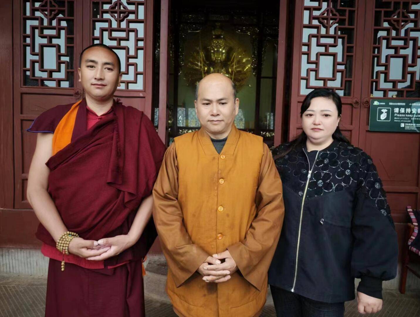姜妍在跟金凤寺真勇师傅和碧峰寺照明师傅 ,照空师傅,以及 其他许多