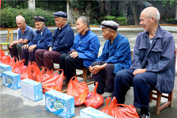 2023年河池市南丹县六寨镇中心小学端午节敬老活动_老年人_中华民族