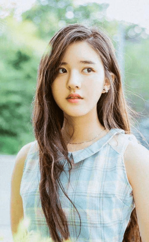 我们觉得赵露思是一个非常可爱的女生,她的家境很好,所以赵露思本人也