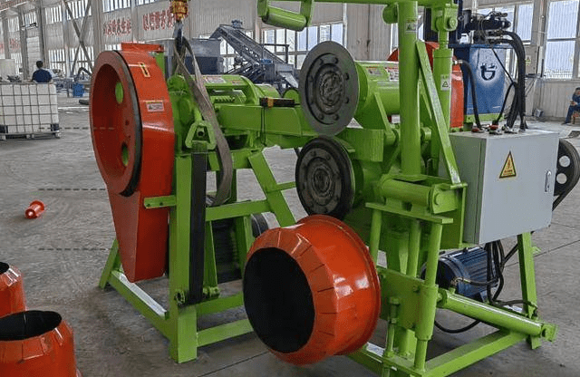 废旧轮胎分解设备升级换代产品-轮胎切条打块一体机_处理_物料_橡胶