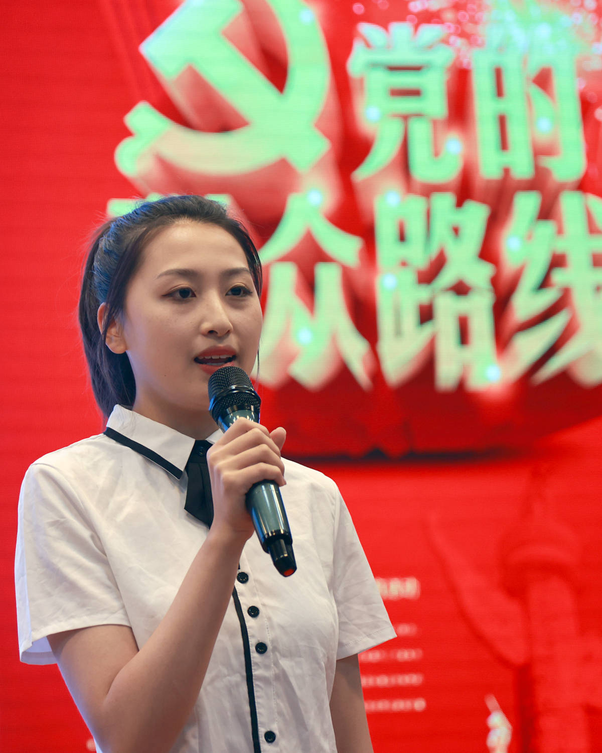 铿锵的入党誓言充分显示出大荔卫生健康系统广大党员坚定的理想信念