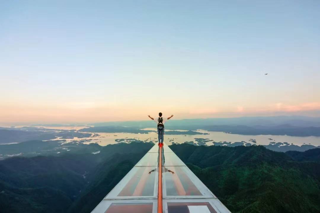 玻璃观景台 & 玻璃栈道超越吉尼斯世界纪录的800米的全透明玻璃桥,全