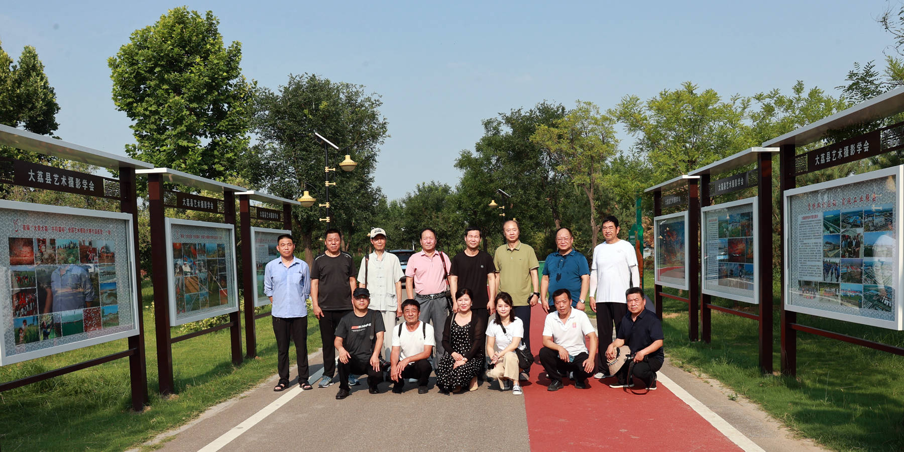 大荔县艺术摄影学会在沙苑水库创作基地举办庆七一颂党恩摄影展_群众