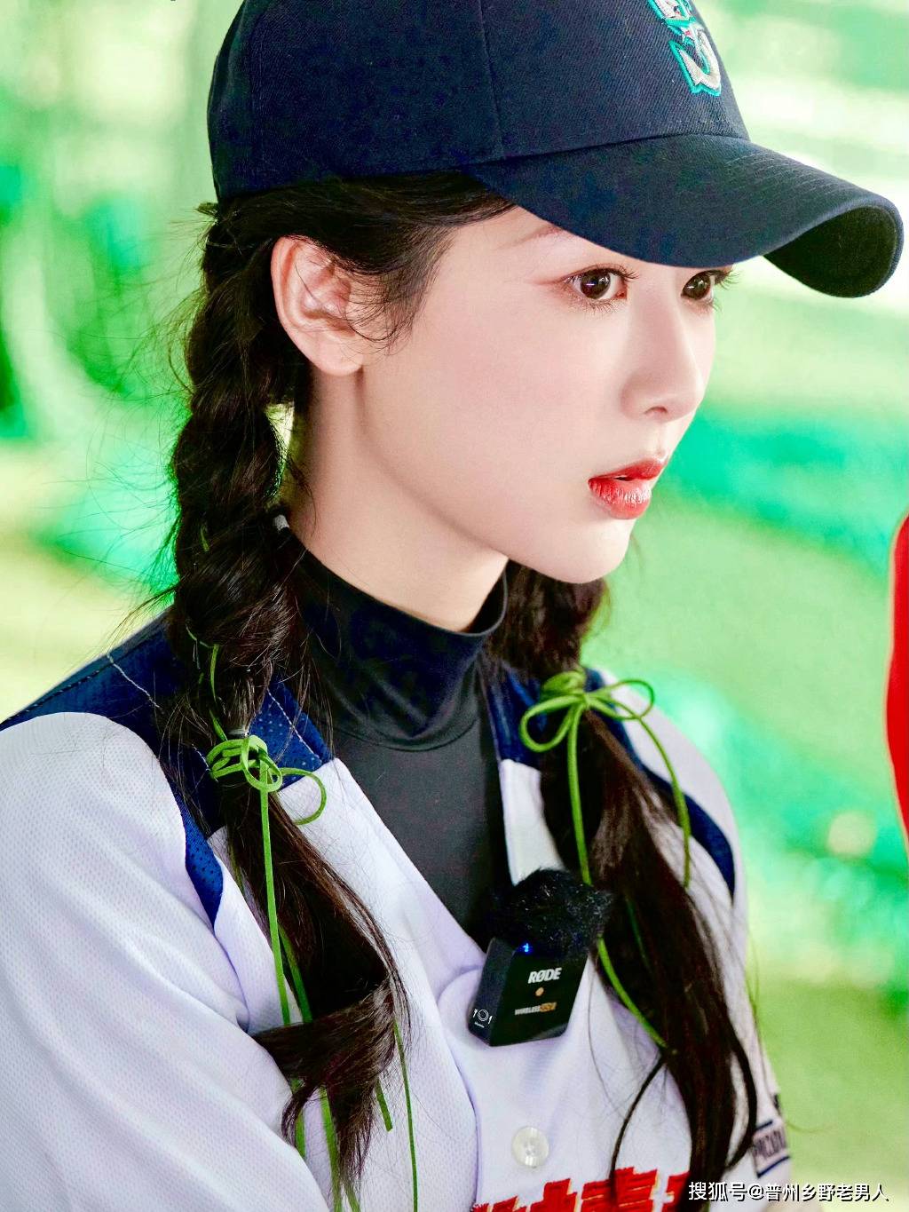 可以参考杨紫的搭配方法,选择一些亮色或者渐变色的染发剂,在头发上