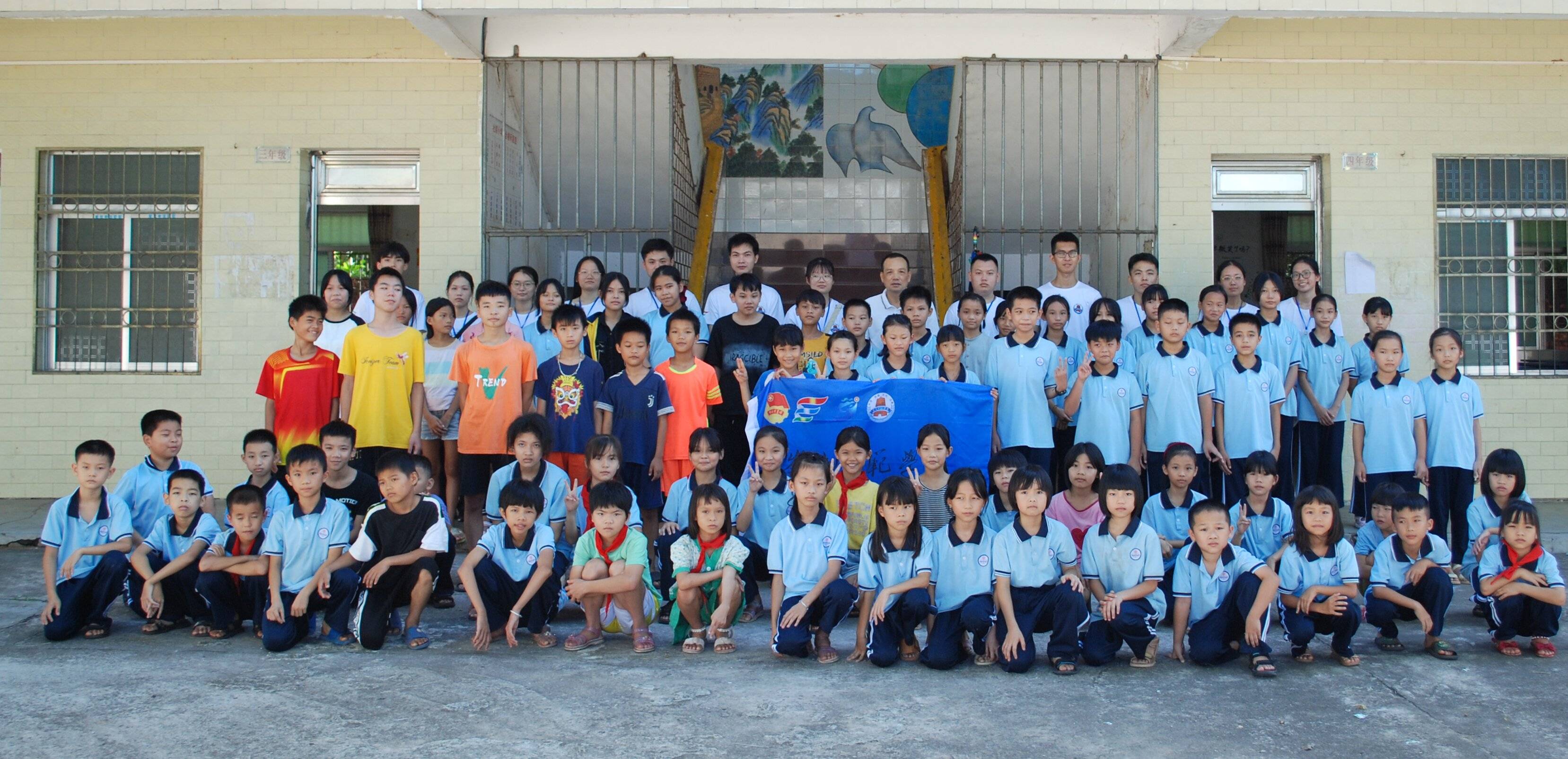 图为指导老师,"棋缘"社会实践队线下组成员和雷州市唐家镇杜陵小学