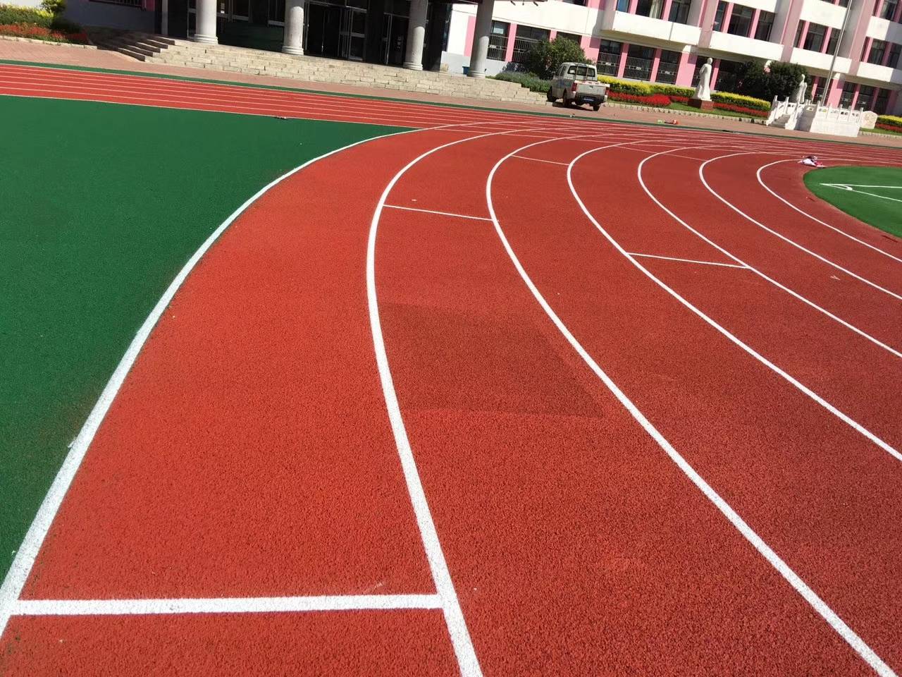 塑胶跑道翻新修补方案