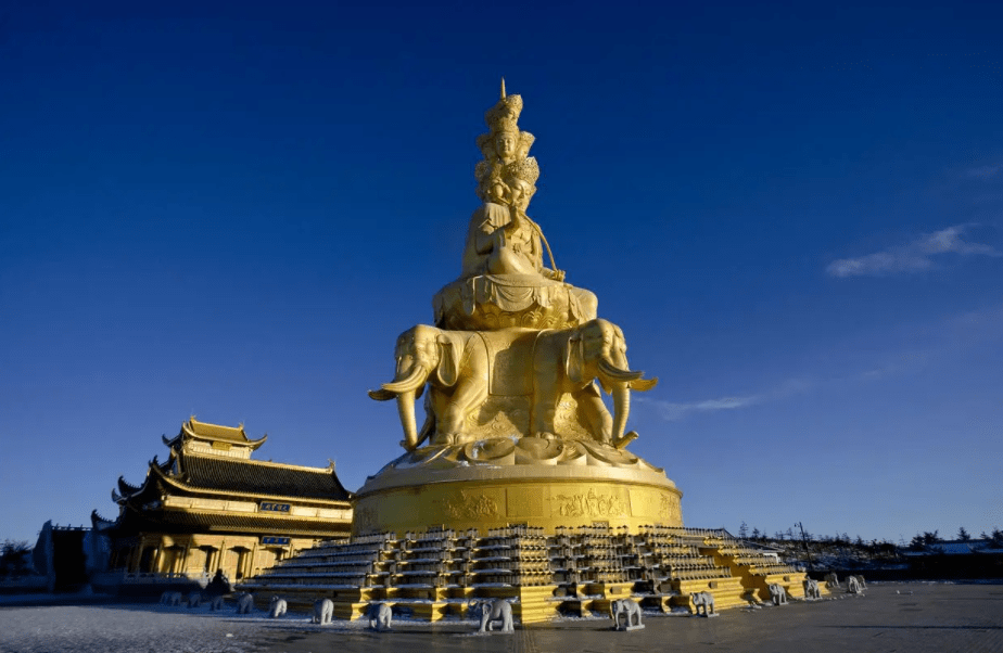 金顶金殿就在十方普贤圣像后面,靠近断崖,每当有霞光照到佛像和金殿时