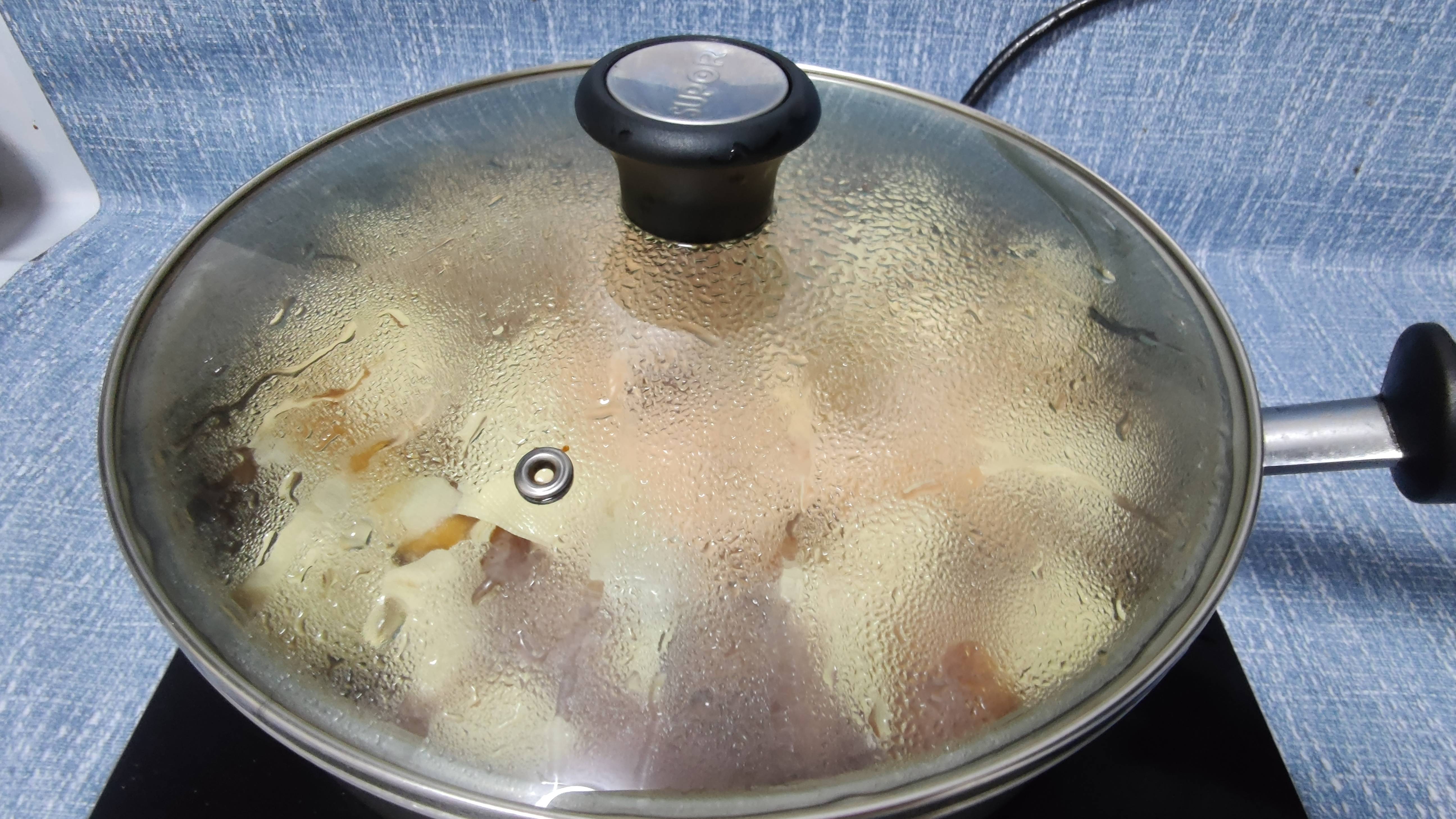 盐,凉开水搅拌均匀;13,倒入锅中,翻炒几下,收汁儿;14,在高压锅中的肉