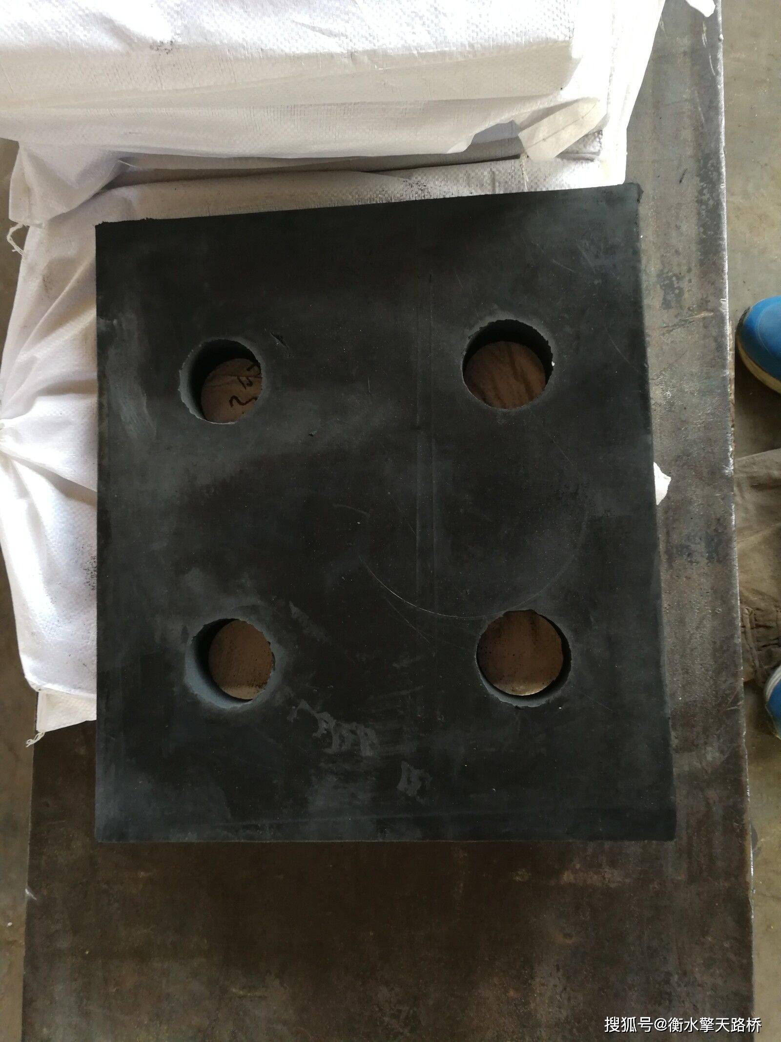 桥梁防震橡胶块板打孔橡胶垫块 公路缓冲胶块 圆形减震胶块_网架_垫板