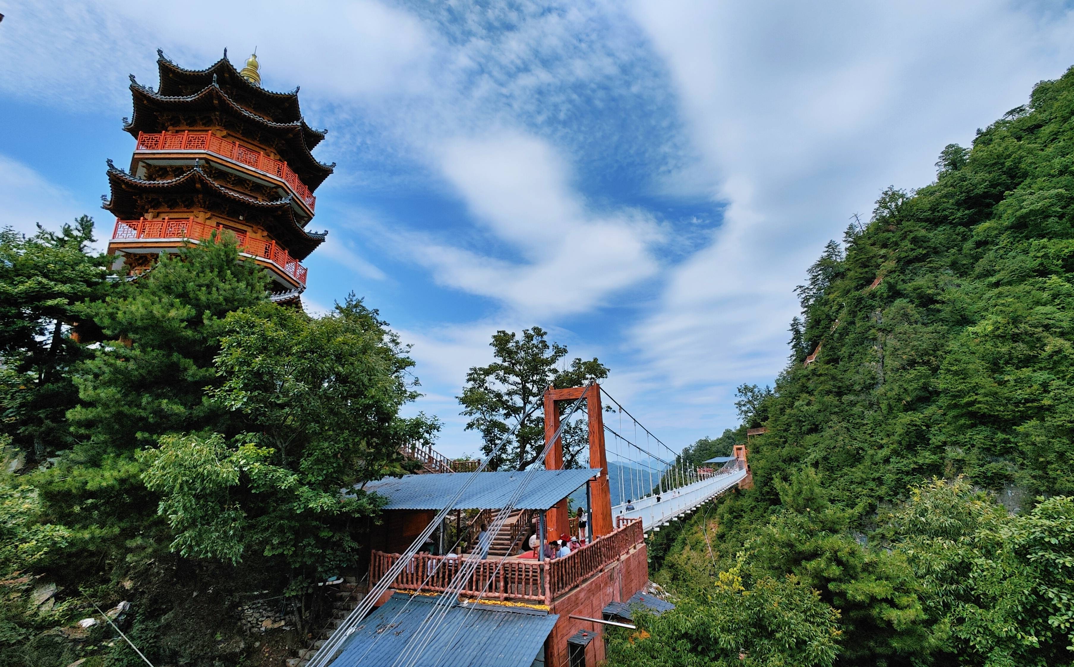 塔云山景区位于陕西省商洛市镇安县,是国家4a级旅游景区,被誉为秦岭