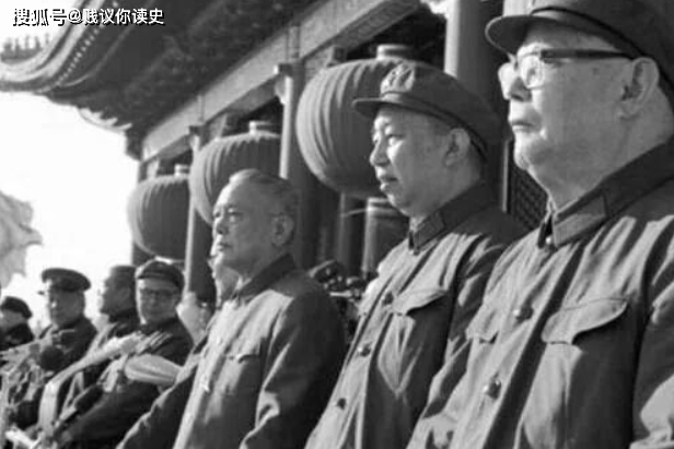 周启才之所以是第一个赶来的人，主要是让他临时布置会议现场，华国锋告诉他