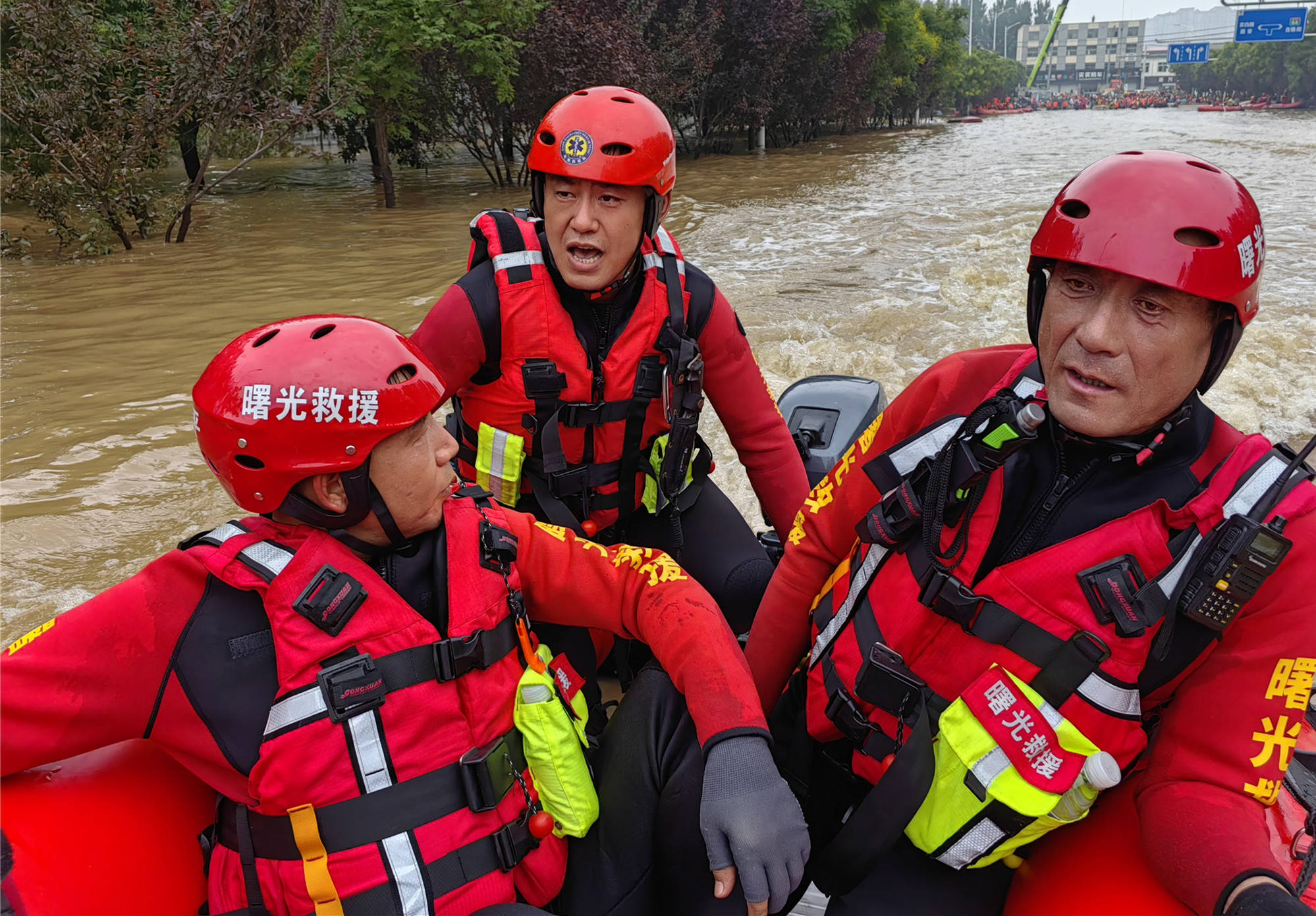 兴平曙光救援队支援河北抗洪抢险队员光荣凯旋_涿州_英雄_群众